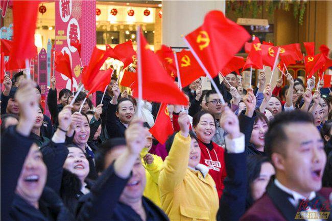 4年前，12名泰国少年探险洞穴被困10天，获救3年后才公布其中内幕